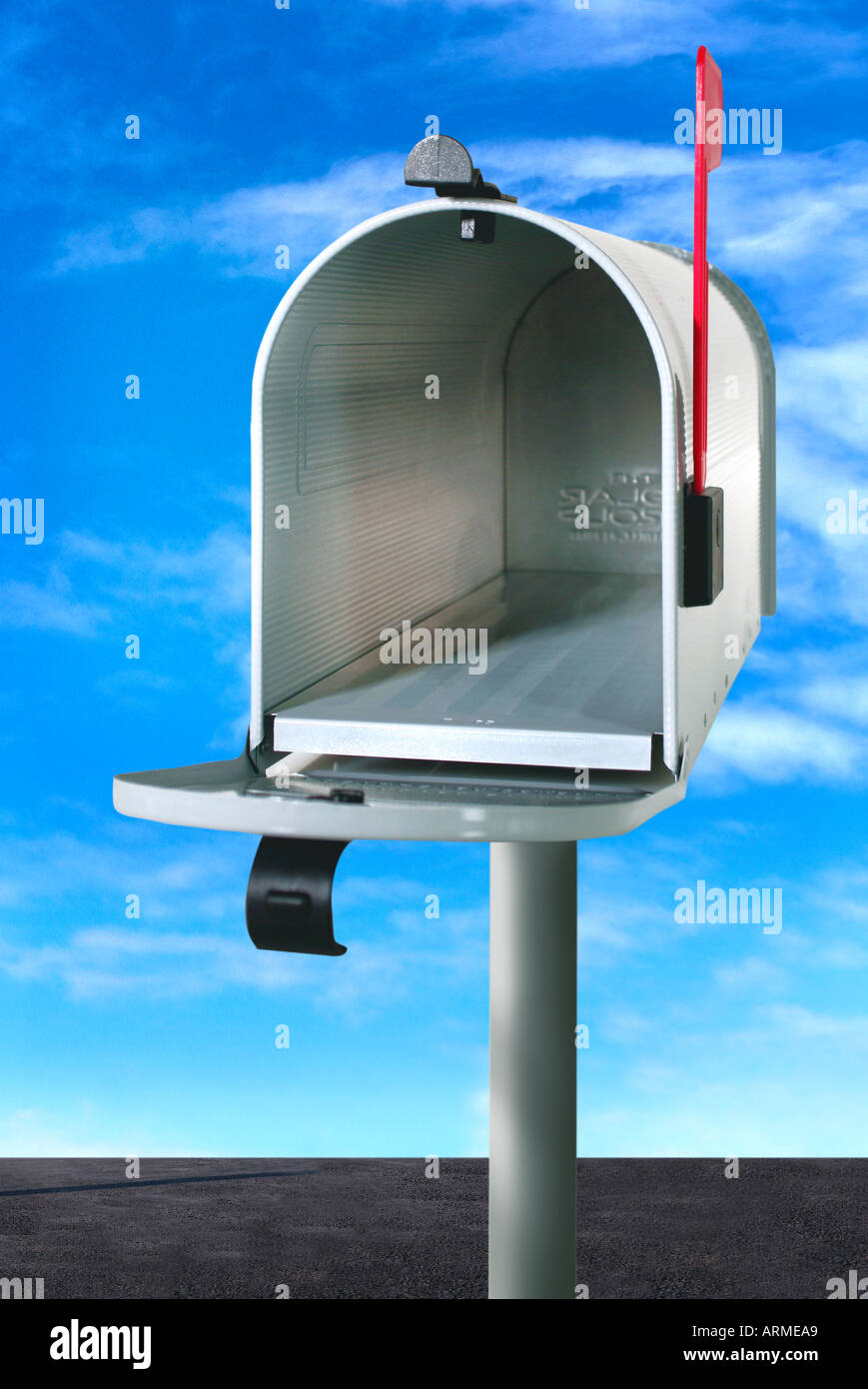Empty mailbox hi-res stock photography and images - Alamy