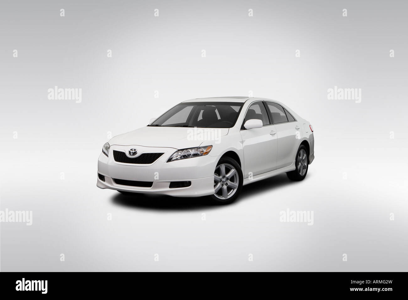 2008 Toyota Camry SE in White - Front angle view Stock Photo