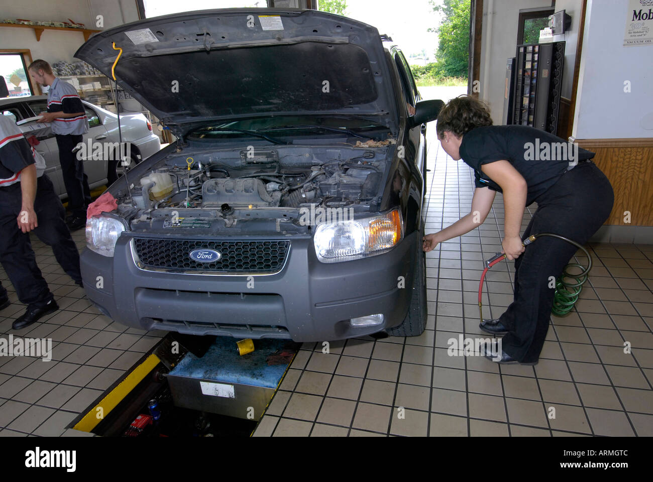 Quick oil change garage where drive in customers have oil changed in