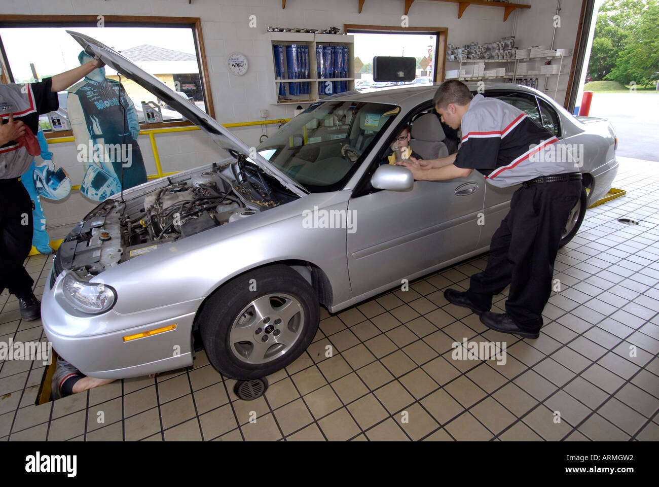 Oil change hi-res stock photography and images - Alamy