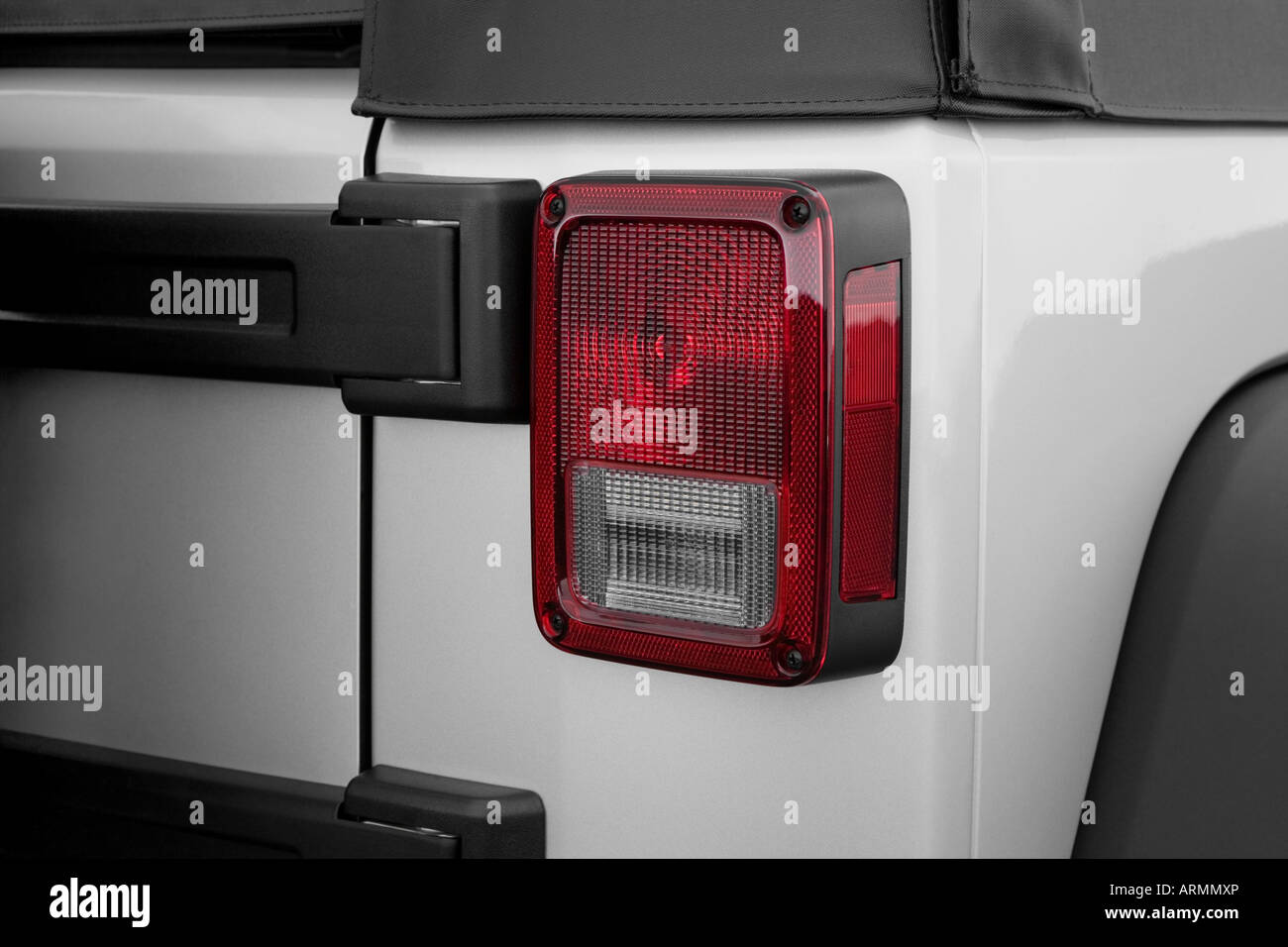 Arriba 76+ imagen 2008 jeep wrangler tail light Thptnganamst.edu.vn