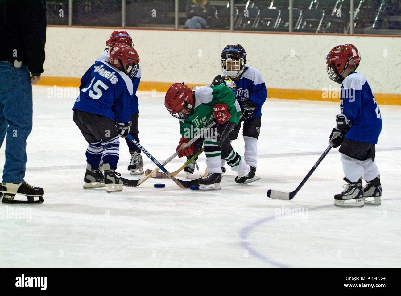 5 year old boys learn how to play the game of ice hockey Stock Photo