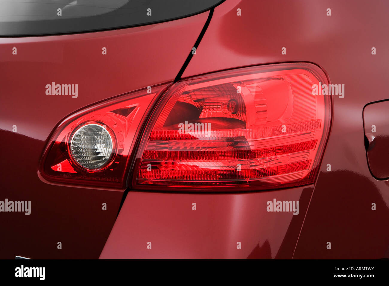 Naguisa ● Thalis single Red Varnish【 残りわずか】 2008 nissan rogue in red hi-res stock photography and images