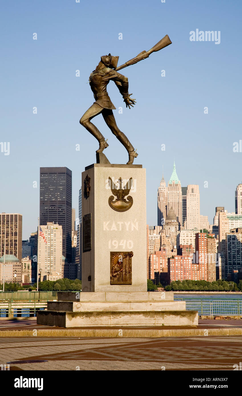 Statue by Andrzej Pitynski to commemorate the Katyn Forest Massacre in 1940 with Manhattan skyline, USA. Stock Photo