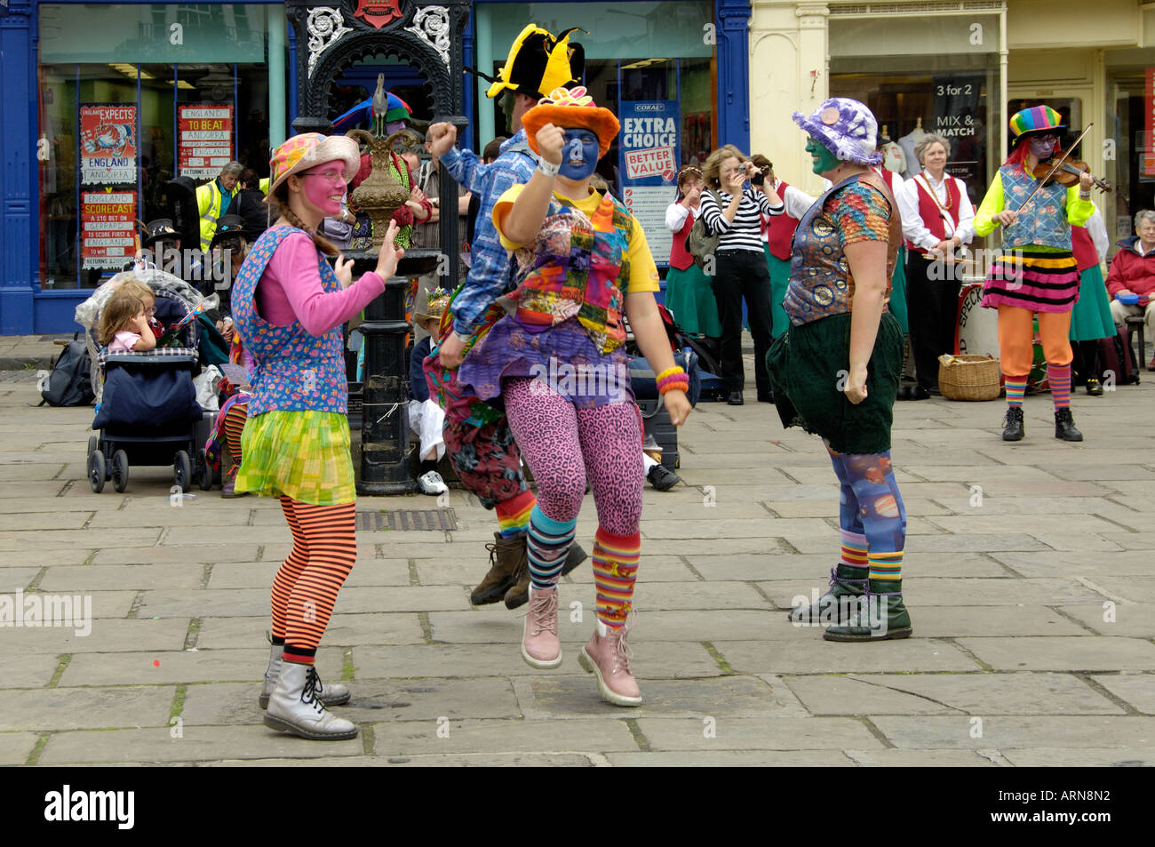 Colourful Molly dancers at Wallingford Bunkfest 2006 England Stock Photo