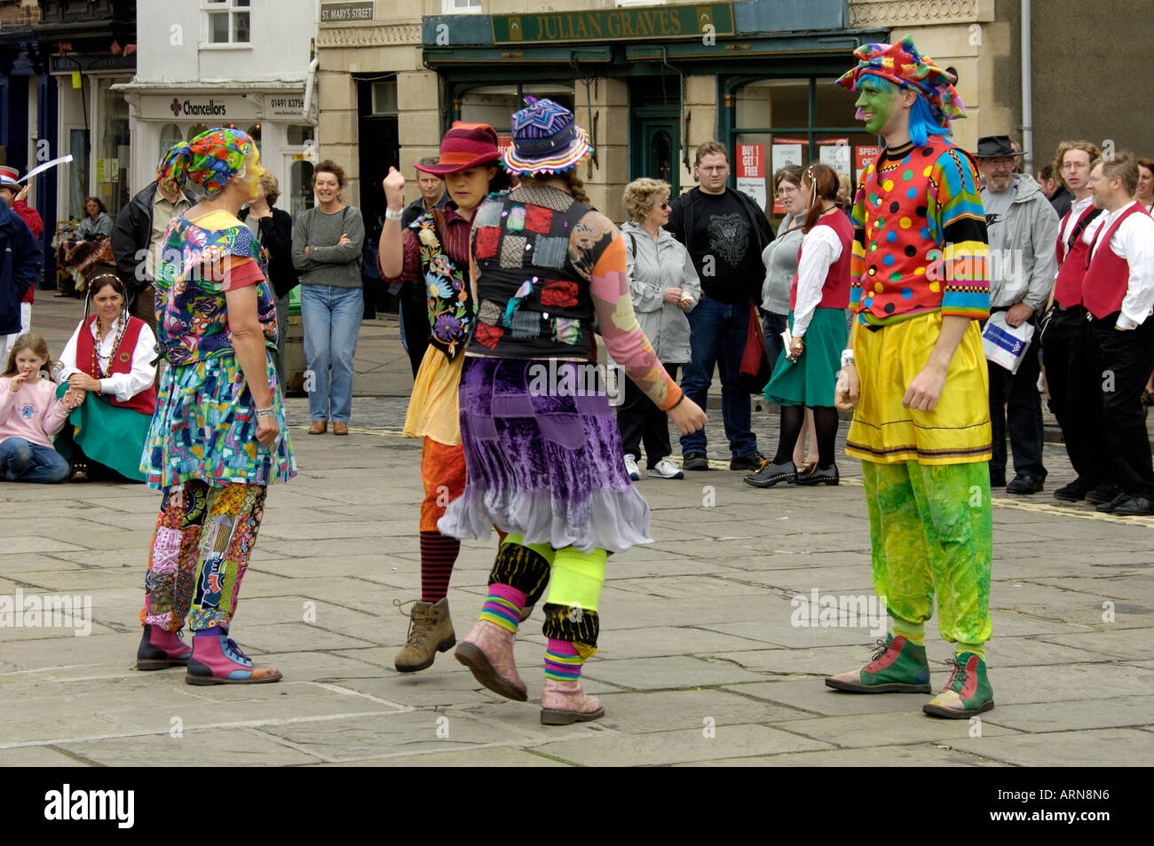 Colourful Molly dancers at Wallingford Bunkfest 2006 England Stock Photo