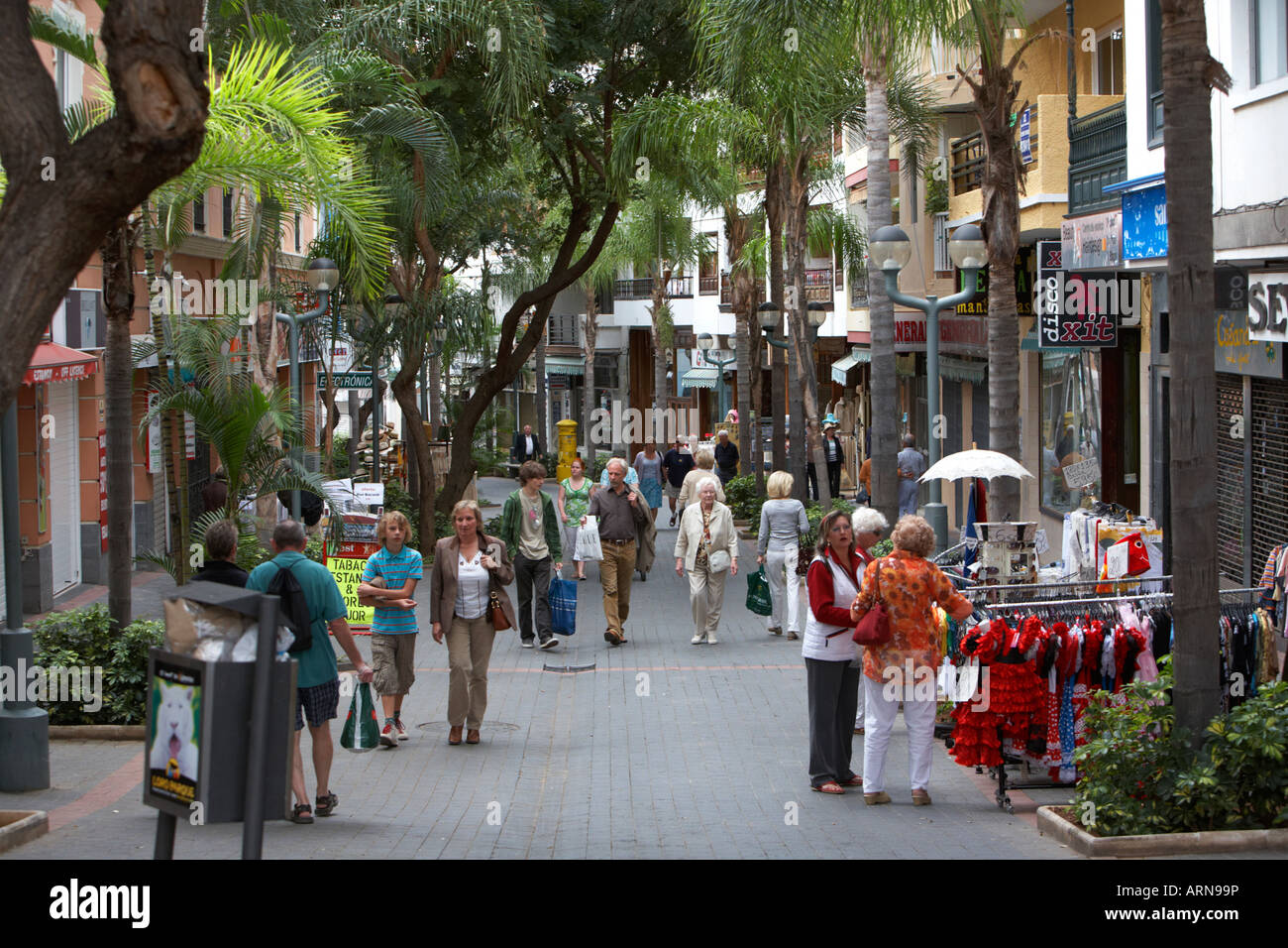 pedestrian area shopping street in puerto de la cruz tenerife canary  islands spain Stock Photo - Alamy