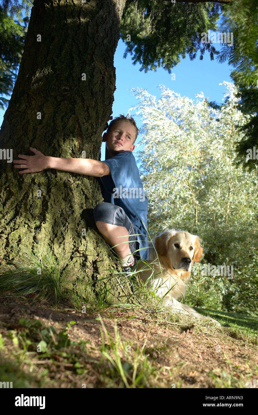 Kids hugging tree hi-res stock photography and images - Alamy