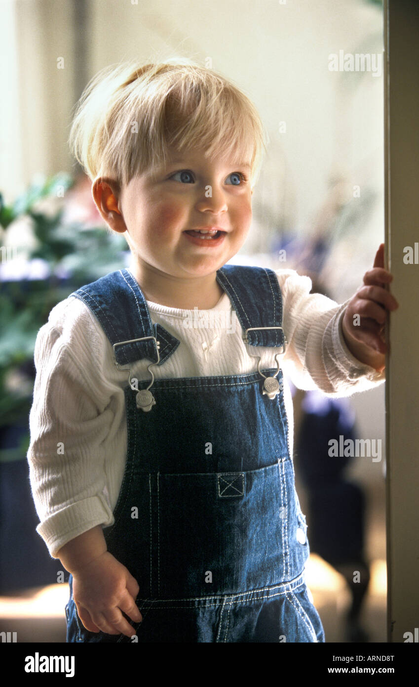 Little child standing in the doorway Stock Photo - Alamy