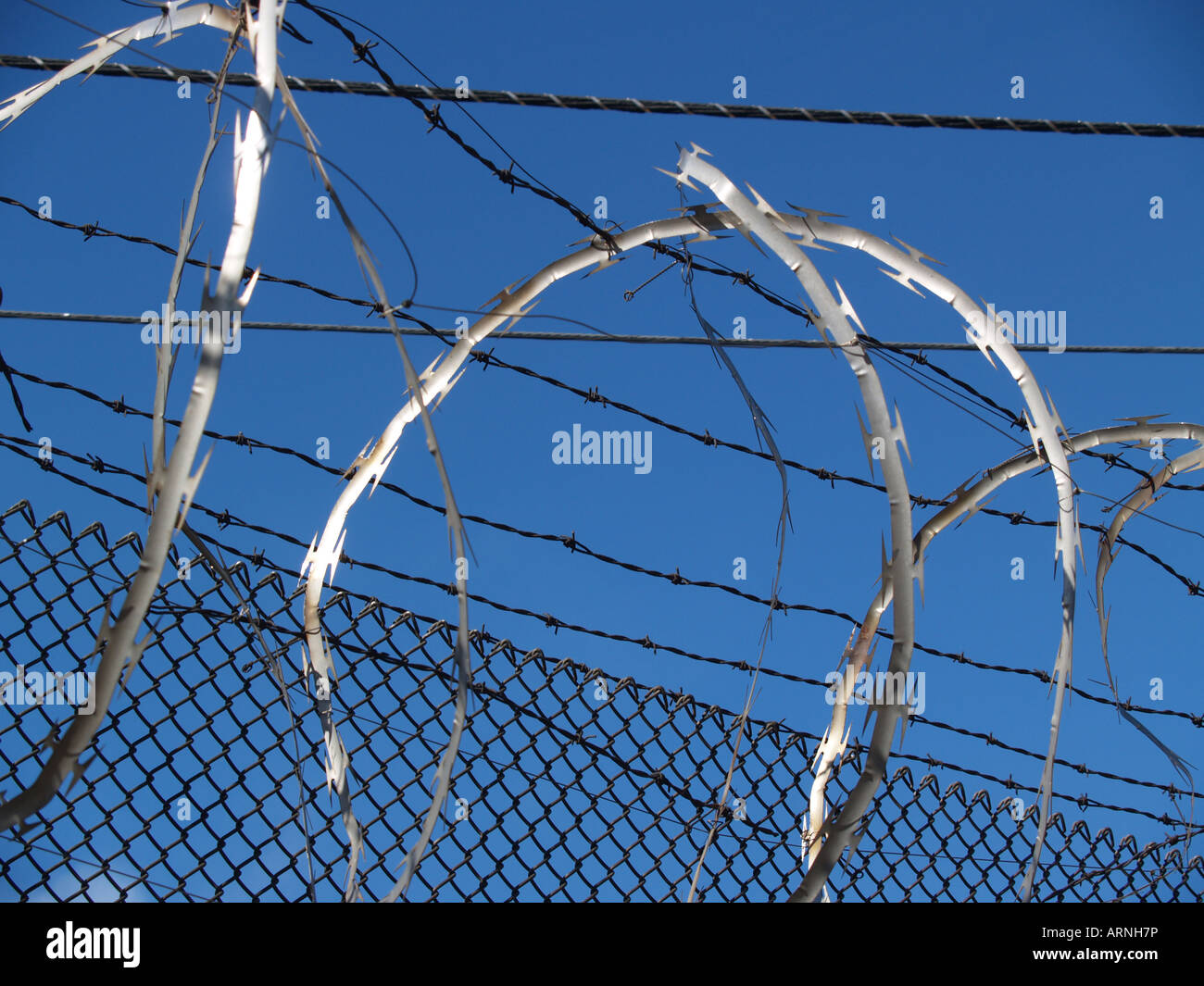 Razor blade fence hi-res stock photography and images - Alamy