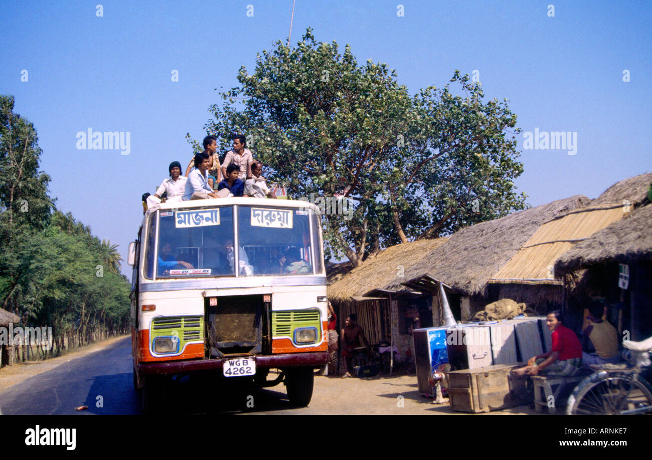 People sitting on roof bus hi-res stock photography and images - Alamy