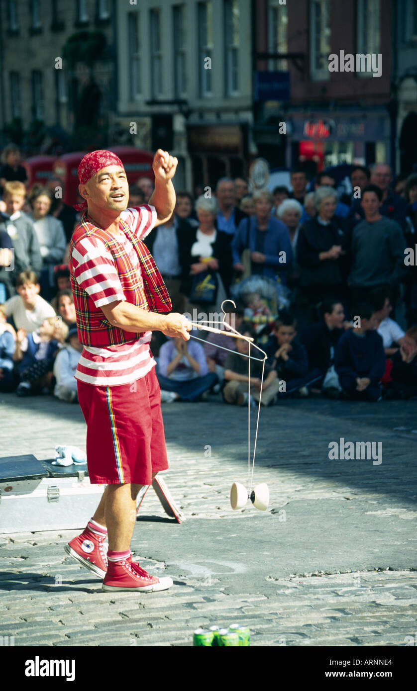 Performer playing diabolo at the Edinburgh Festival Fringe Stock Photo