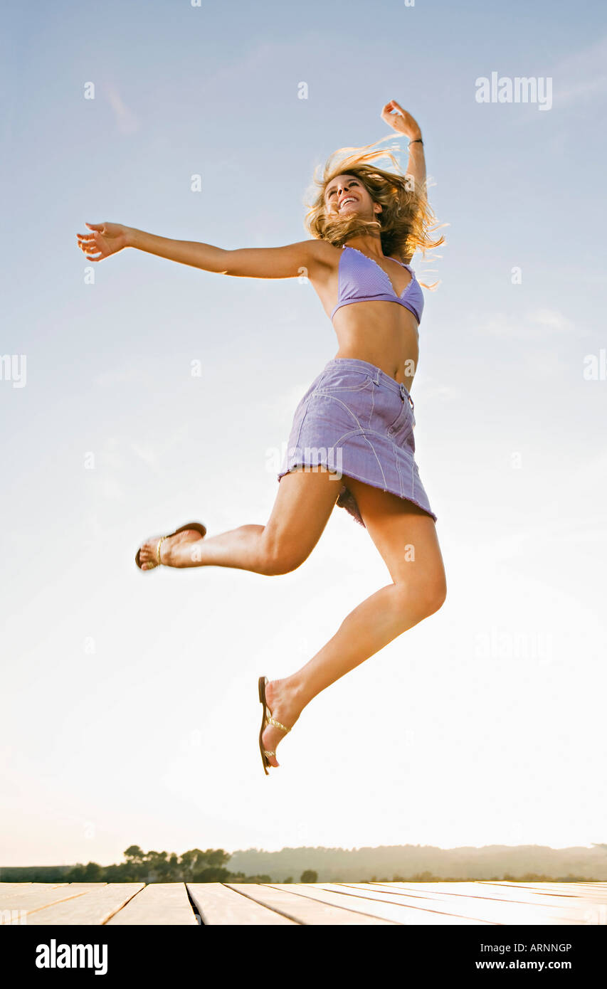 Прыжок бабы веры. Женщина прыгает на молодом. Девушка прыгает на батуте. Женщина прыгает. Девушка прыгает в поле.