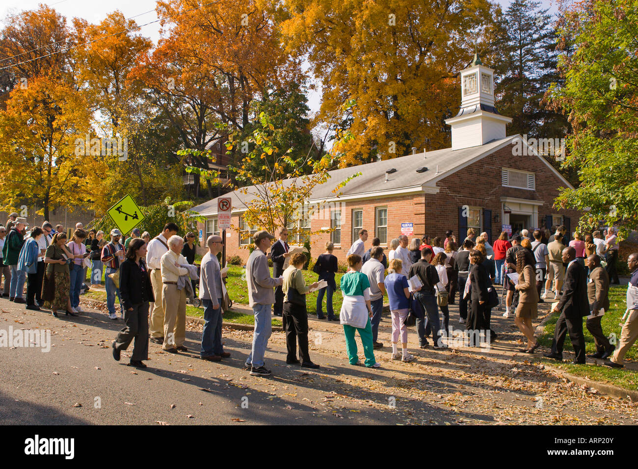 ARLINGTON VIRGINIA USA Voters line up late in the morning to vote in the presidential election on November 2, 2004 Stock Photo