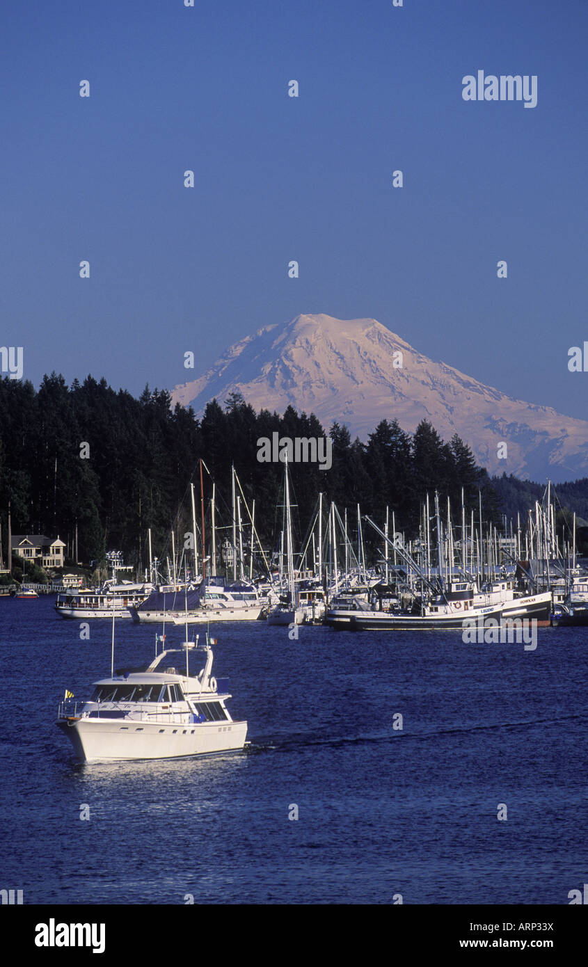 USA, Washington State, yacht in Gig Harbour with Mt. Rainier beyond Stock Photo