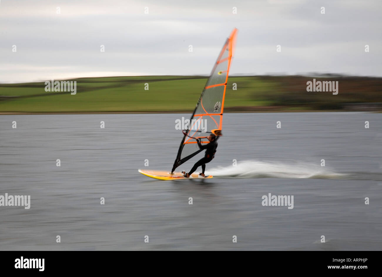windsurfing on siblyback lake cornwall Stock Photo Alamy
