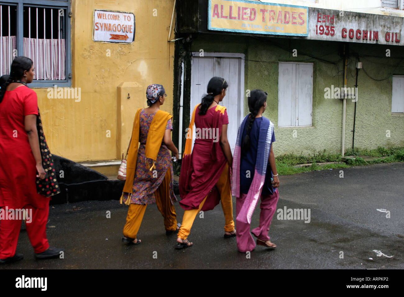 Jew Town, Fort Cochin, Central Kerala, South India, Asia. Ladies walking  Stock Photo - Alamy