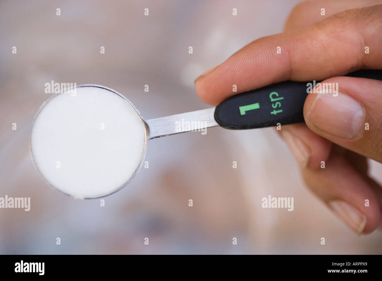 measuring one teaspoon of baking powder Stock Photo Alamy