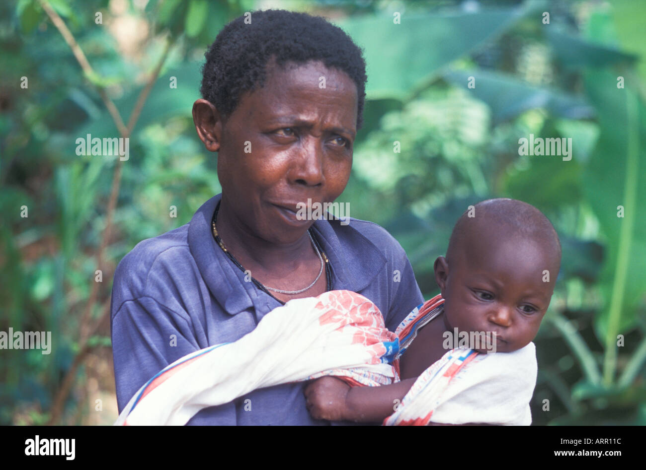 AFRICA KENYA KALIFI Kenyan mother with baby wrapped in kanga cloth Stock Photo