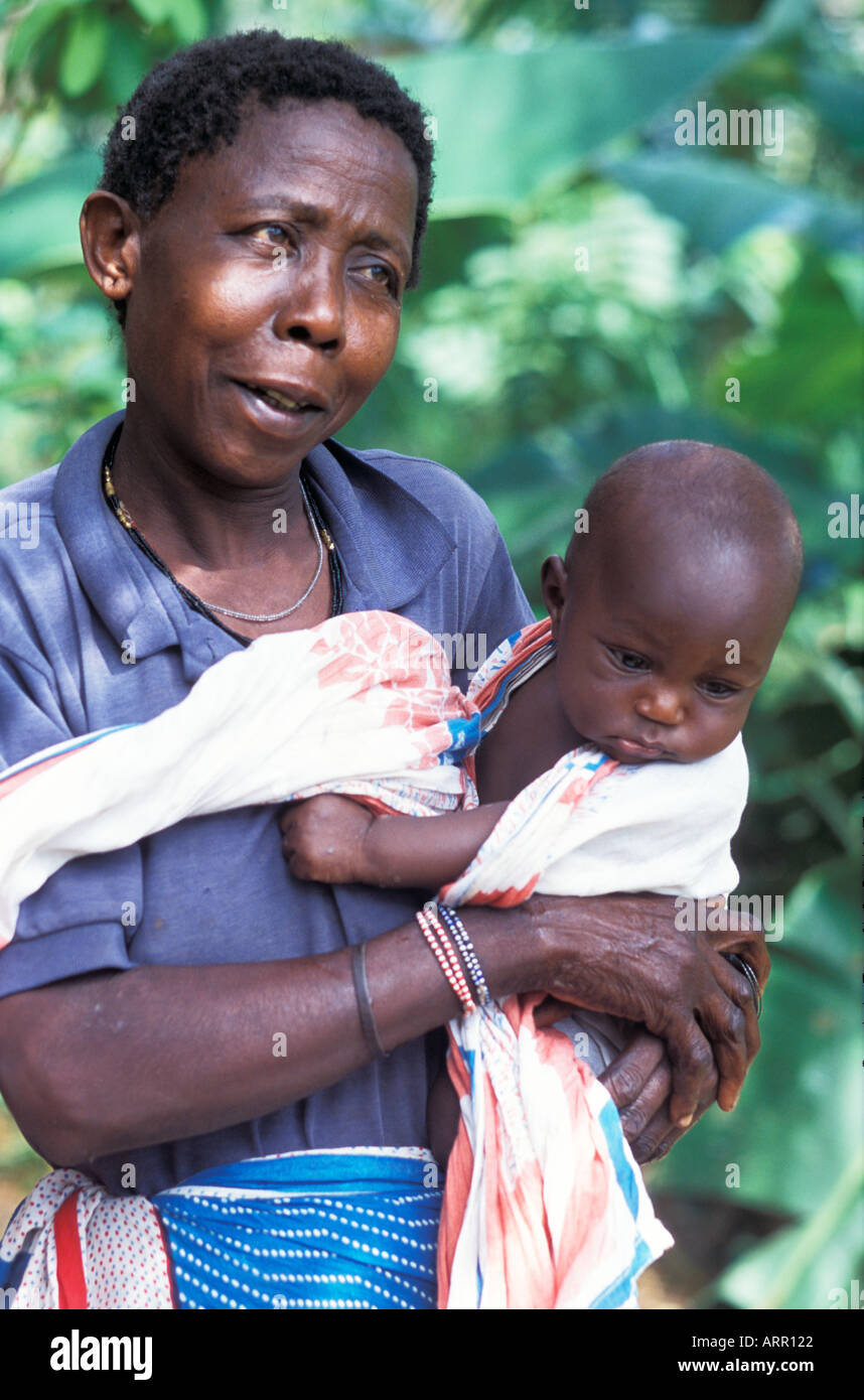 AFRICA KENYA KALIFI Kenyan mother and baby in kanga cloth Stock Photo