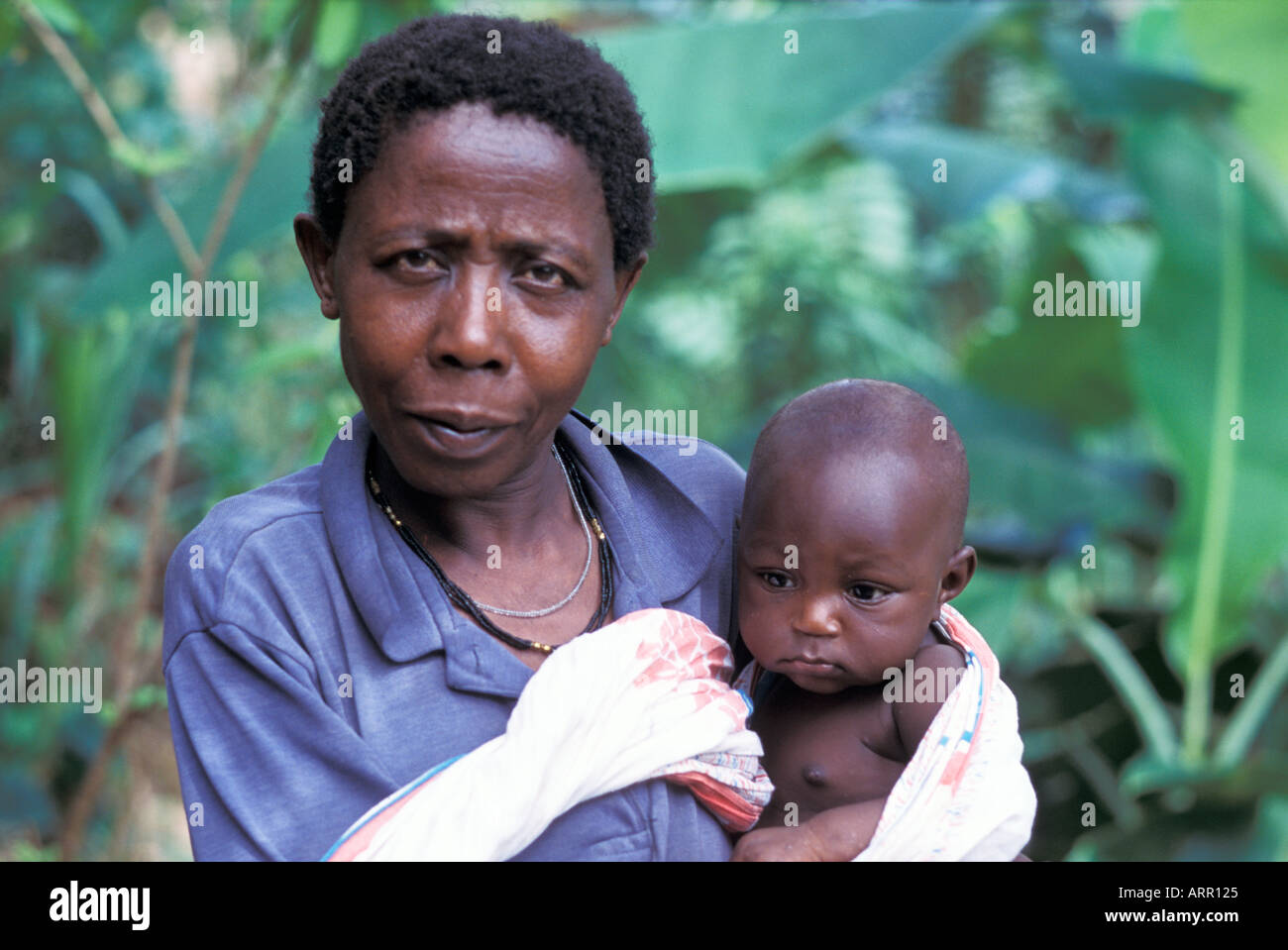 AFRICA KENYA KALIFI Kenyan mother with baby wrapped in kanga cloth Stock Photo