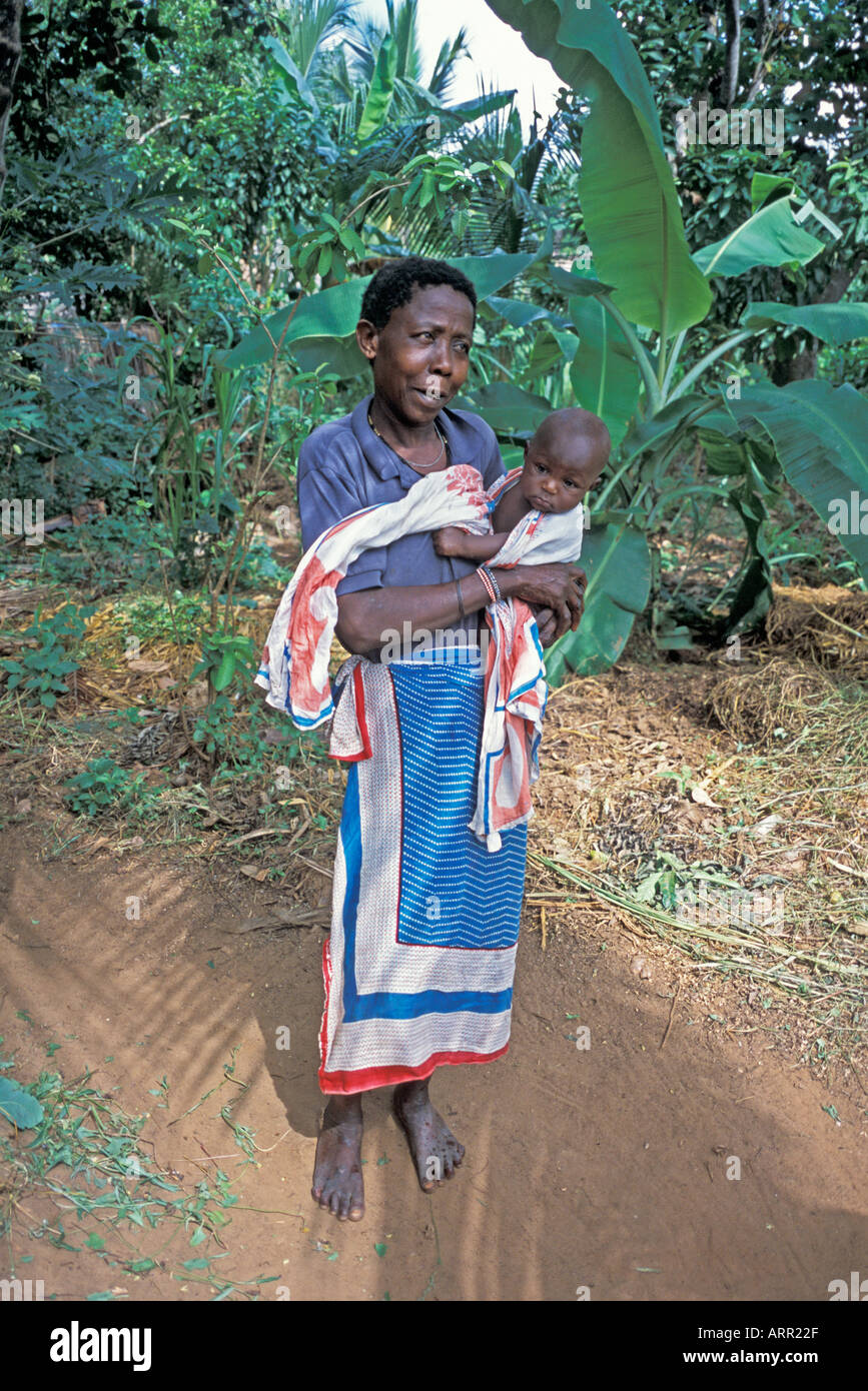 AFRICA KENYA KALIFI Kenyan mother and baby wrapped in kanga cloth Stock Photo