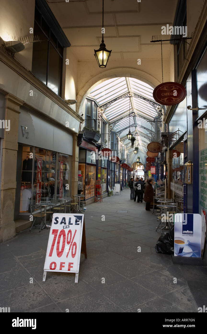 DEWSBURY TOWN CENTRE SHOP SHOPPING ARCADE SALE SALES SIGN Stock Photo