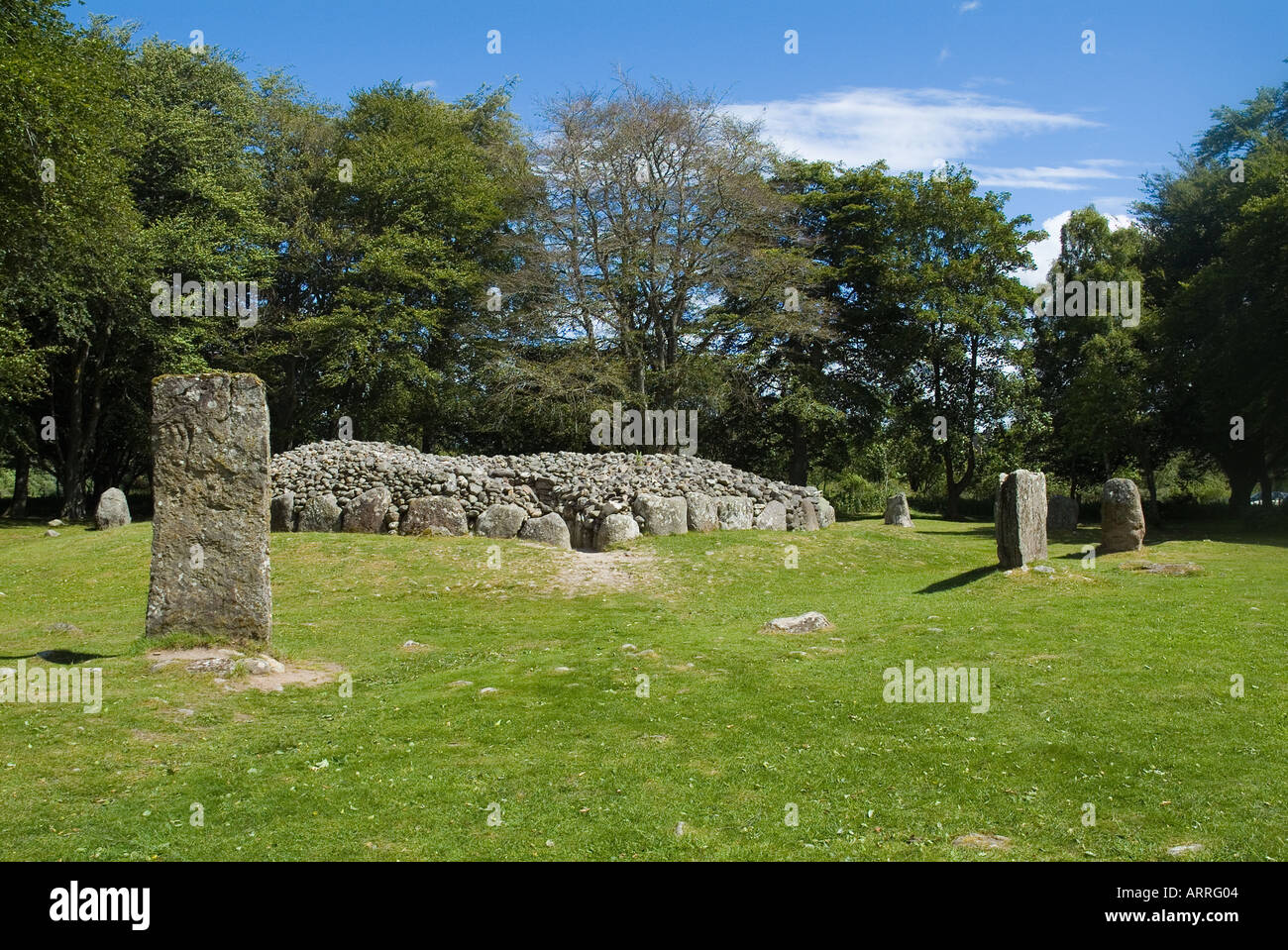 dh Balnuaran of Clava CLAVA INVERNESSSHIRE Bronze age standing stone in chambered stone burial mound cairn cemetery Stock Photo