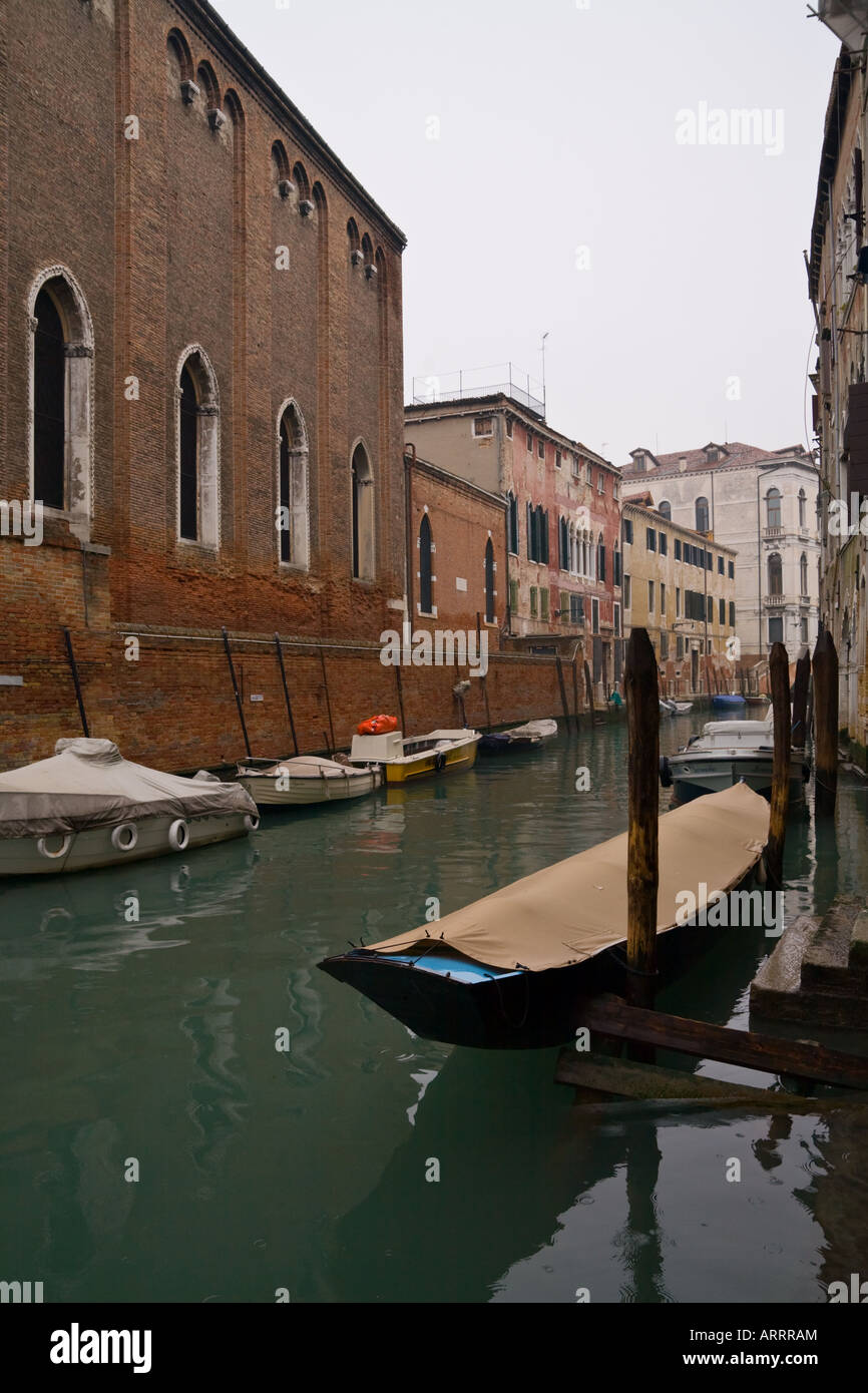 Gondola tied up in canal hi-res stock photography and images - Alamy