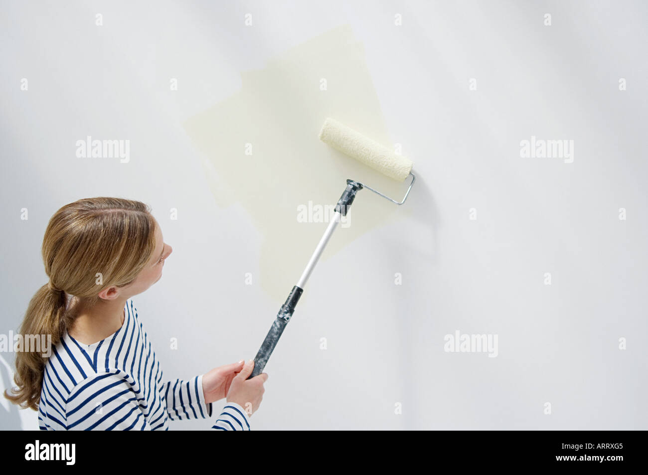 Woman painting a wall hi-res stock photography and images - Alamy
