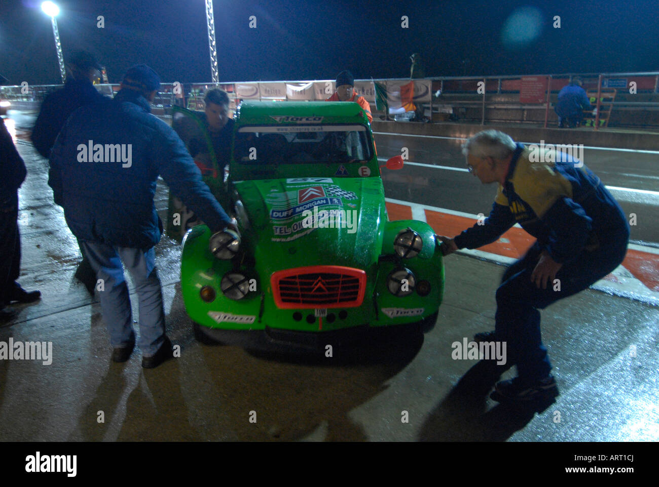 24 hour 2cv racing snetterton hi-res stock photography and images - Alamy