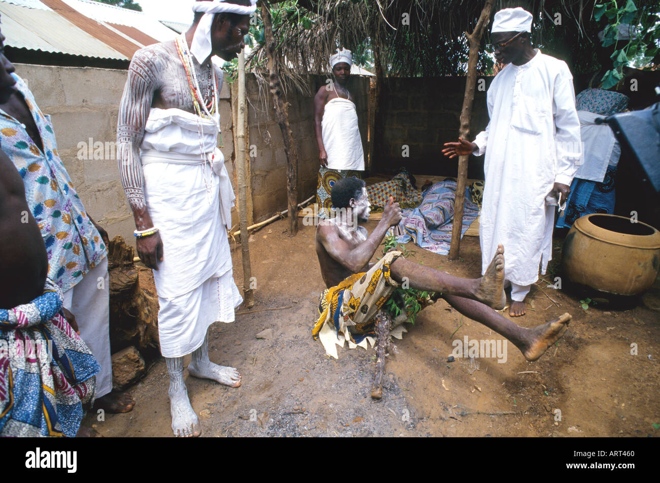 Dogbo Benin Ganbada Voodoo Anhaenger in Trance neben einem geopferten Huhn waehrend einer Heilungszeremonie fuer verhexte Menschen Dogbo Benin Ganbada vodu adept in trance beside an offered chicken during a healing ceremony for people who where bewitched Stock Photo