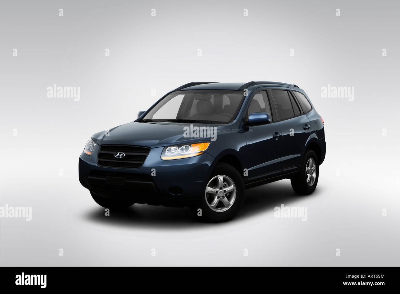2008 Hyundai Santa Fe GLS in Blue - Front angle view Stock Photo - Alamy