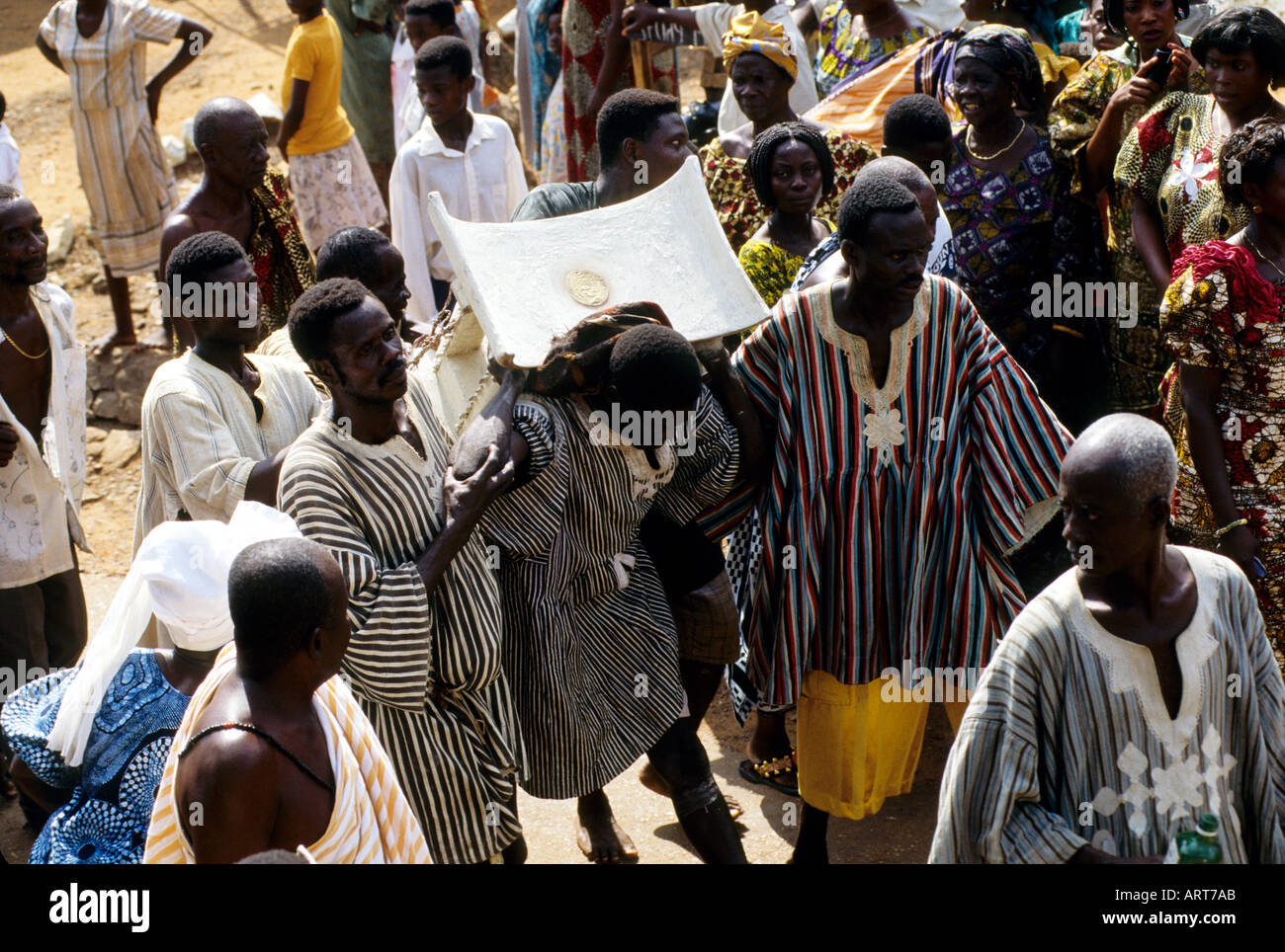 The king s stool filled with gold is paraded through Aburi on the last day of Odwira Am letzten Tag des odwira wird der Hocker des Koenigs der mit Gold gefuellt ist durch Aburi getragen Grund für die Praesentation des Goldes ist der Brauch dass an diesem Tag der ganze Reichtum gezeigt wird Stock Photo