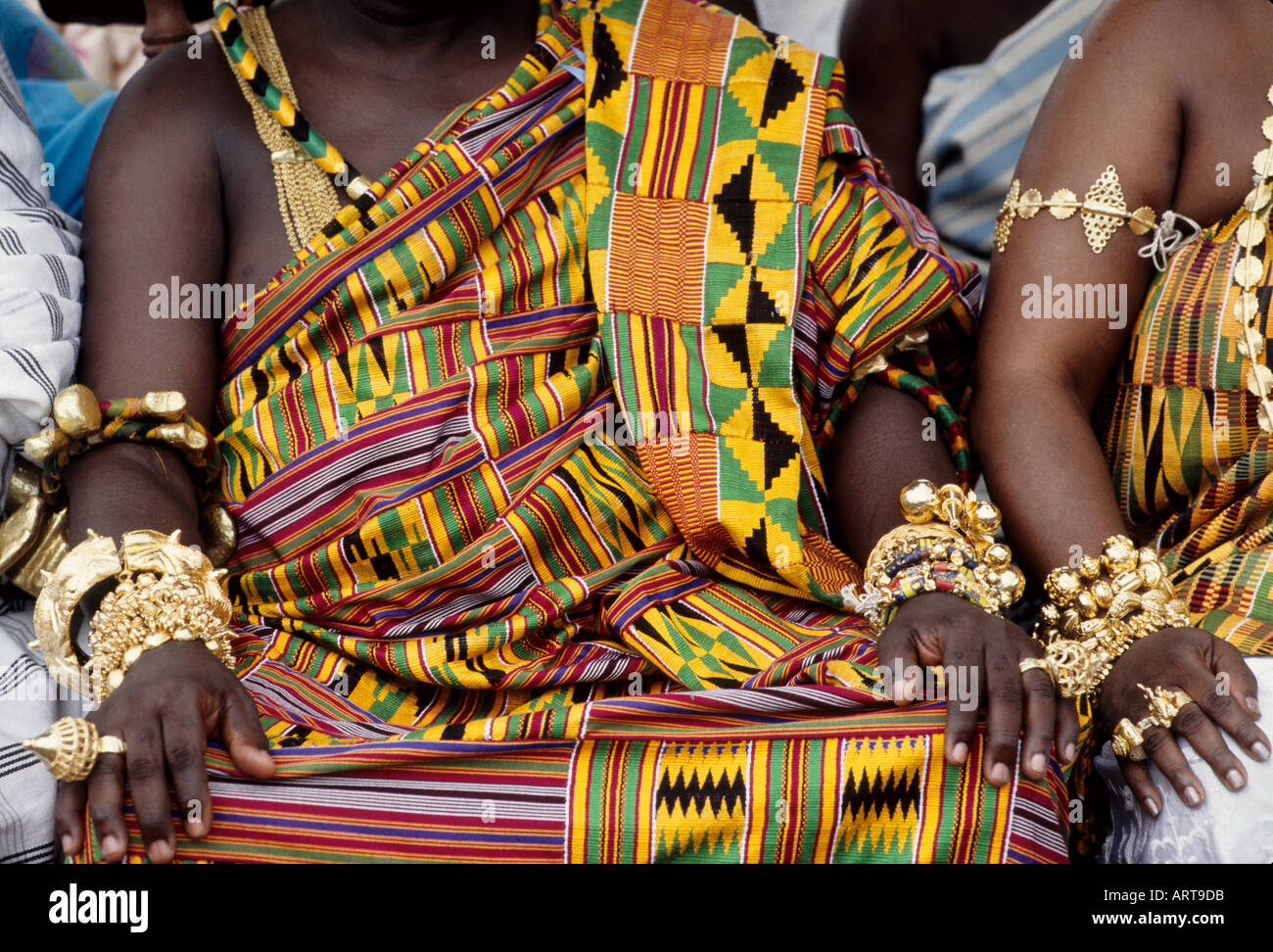 Ashanti gold and ceremonial cloth Goldschmuck und Zeremonialtracht eines Ashanti Chiefs  Stock Photo