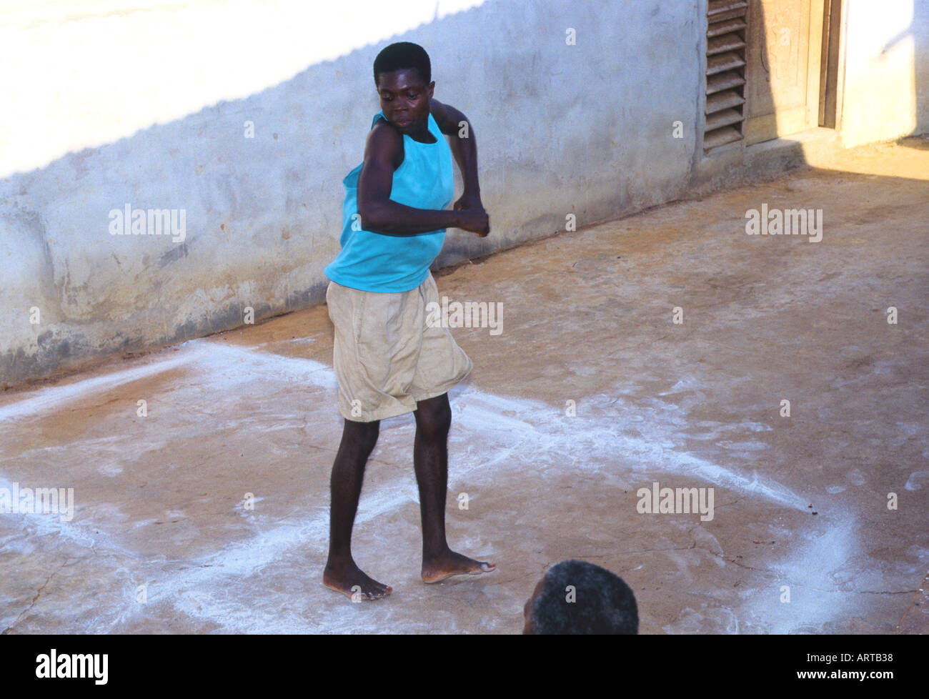 A young man foams from his mouth a sign that Nana Akonodi has entered him An Tagen an denen die Goettin Akonedi auftritt koennen aber auch andere Goetter in die Priesterin und Anwesenden fahren Einem jungen Mann tritt Schaum aus dem Mund ein Zeichen dafuer dass ein Gott ihn besetzt hat In diesem Fall eine Gottheit aus dem Norden zu deren Spezialitaet es gehoert ihre Medien bei der Hexenjagd zu unterstuetzen Stock Photo