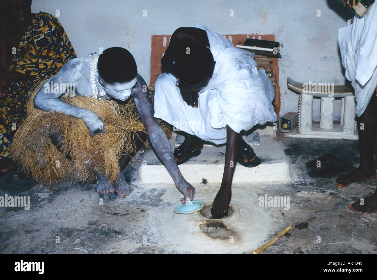 A libation is foured for Nana Akonodi Gegen Ende der Zeremonie spendet der Priester fuer Akonedi ein Trankopfer  Stock Photo