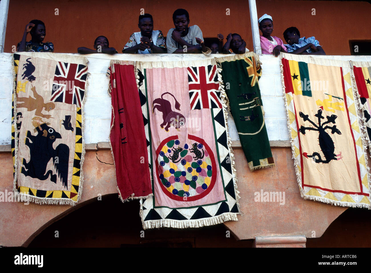 Asafo flags Die Mitglieder einer asafo Kompanie einer Vereinigung von Kriegern der frueher die Verteidigung in den Akan Reichen oblag haengen ihre Kriegerfahnen heraus Ihr Schmuck und ihre Verzierungen ruehmen die Staerke der Kompanie ihr Motto come and try drueckt ihre ungebrochene Kampfbereitschaft aus Stock Photo