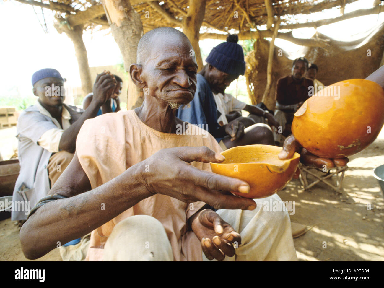 Dogon elders drinking millet beer Bei geselligem Beisammensein wird