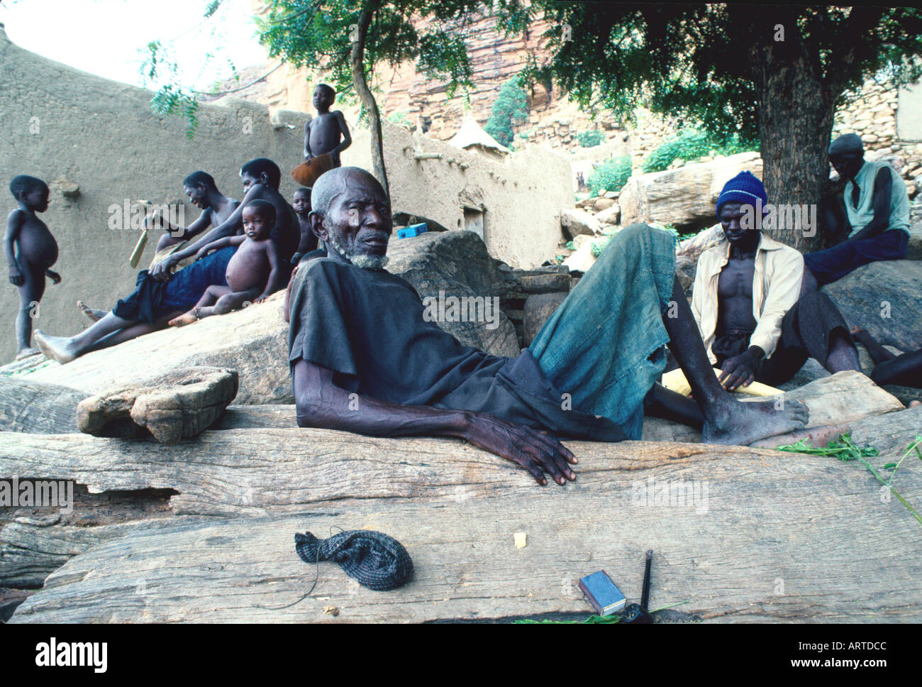 Dogon elders resting under a tree Dogon Aelteste ruhen unter einem Baum  Stock Photo