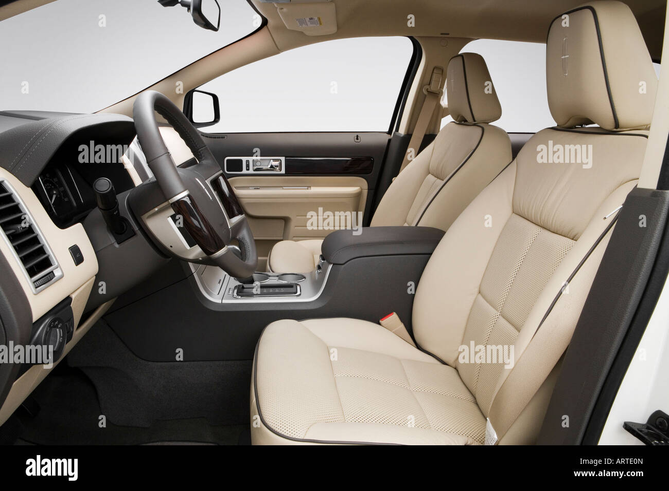 2008 Lincoln Mkx In White Front Seats Stock Photo