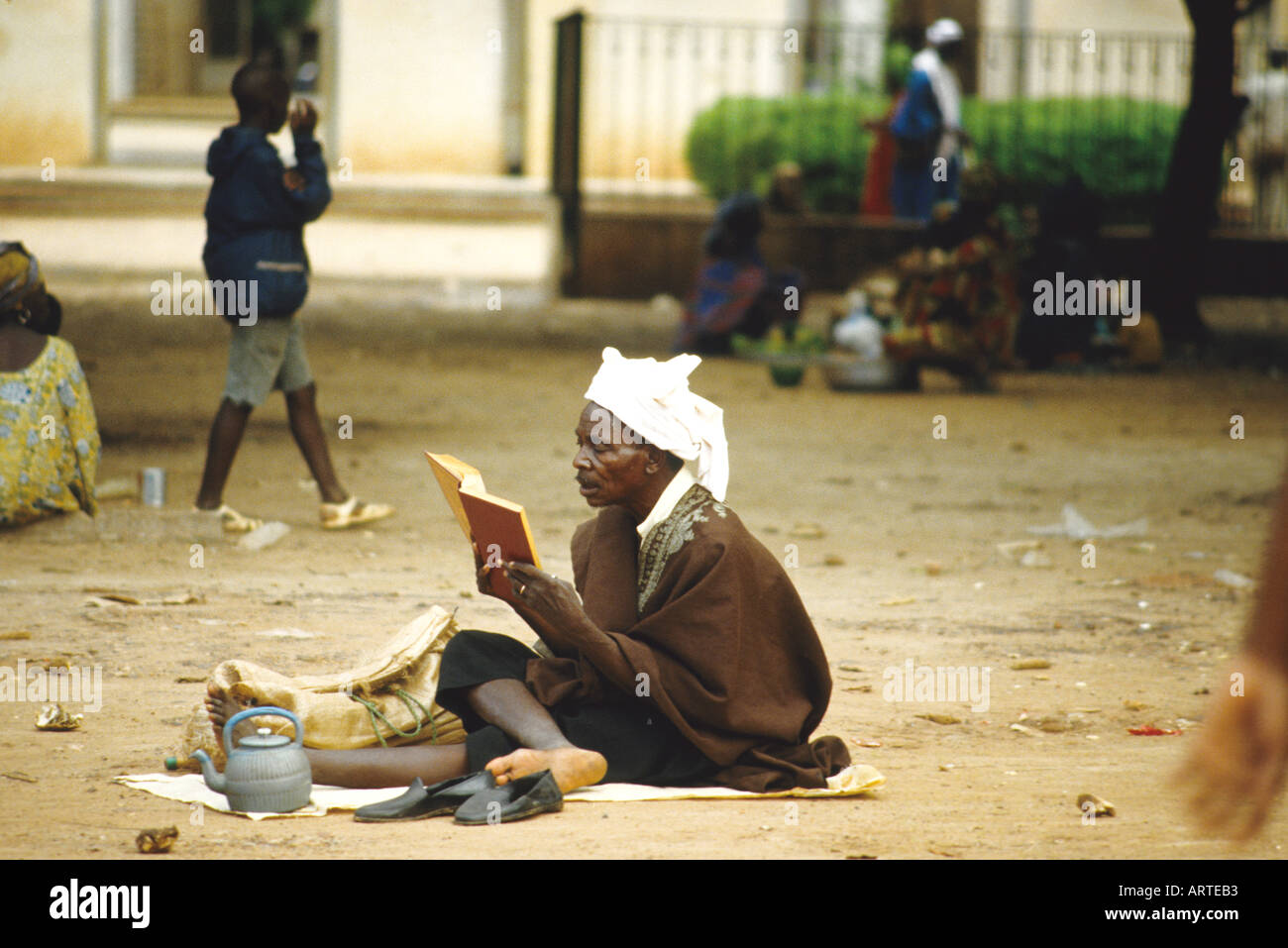 Islamic Scholar in Bamako Islamischer Gelehrter liest den Koran an der Grossen Moschee von Bamako  Stock Photo