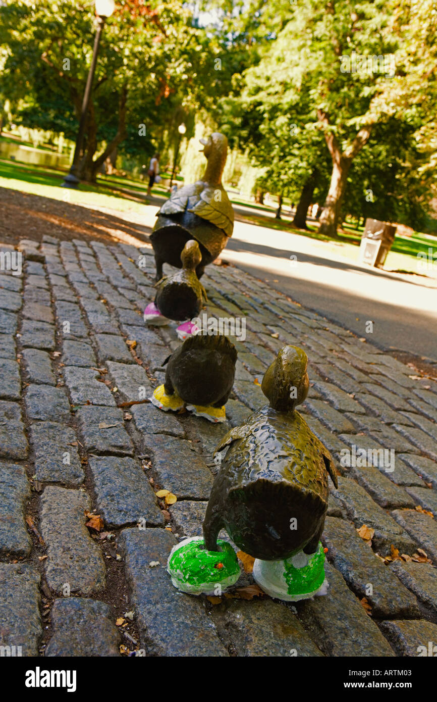 Make way for ducklings statue hi-res stock photography and images - Alamy