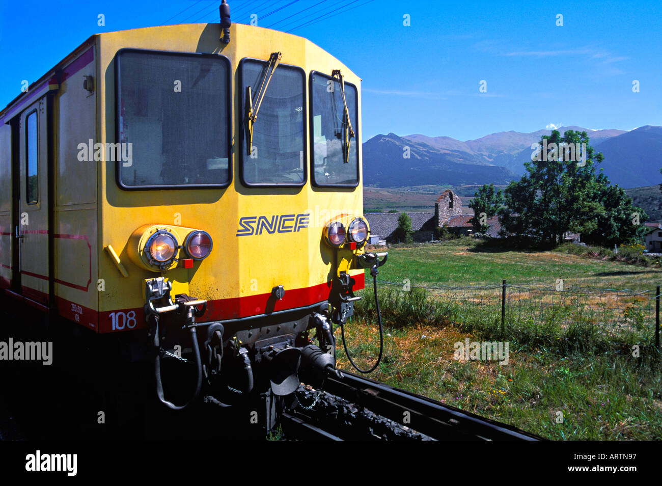 Train jaune at Odeillo-Font Romeu, in Pyreneans mountains, Languedoc ...