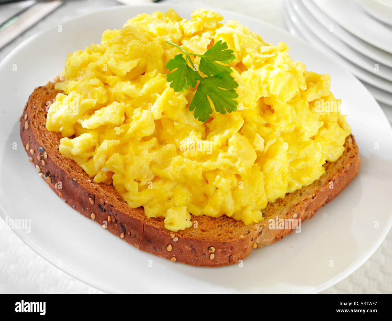 SCRAMBLED EGGS ON TOAST Stock Photo - Alamy