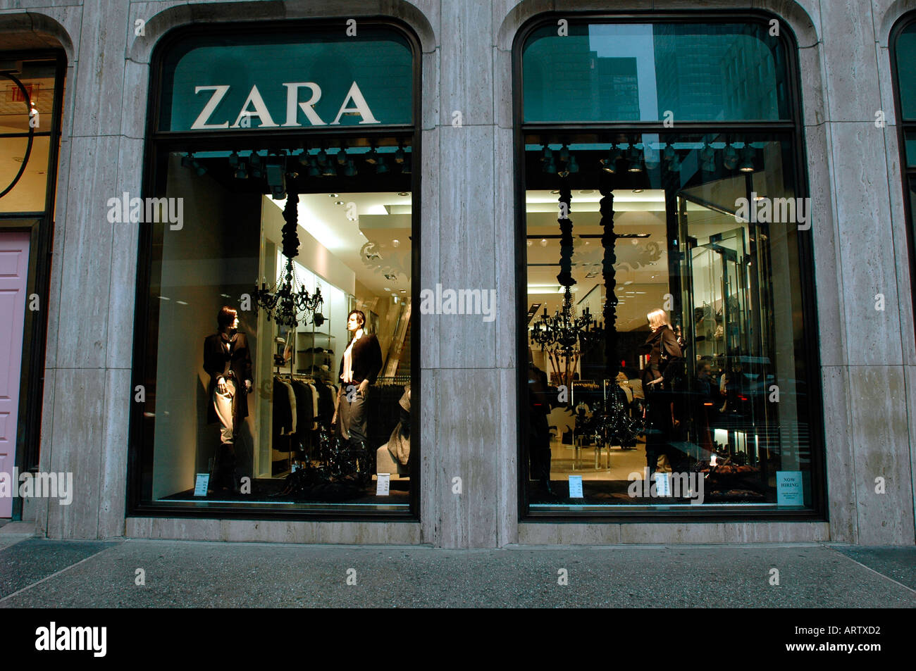 Window of the Zara clothing store on Fifth Ave in New York City Stock Photo  - Alamy
