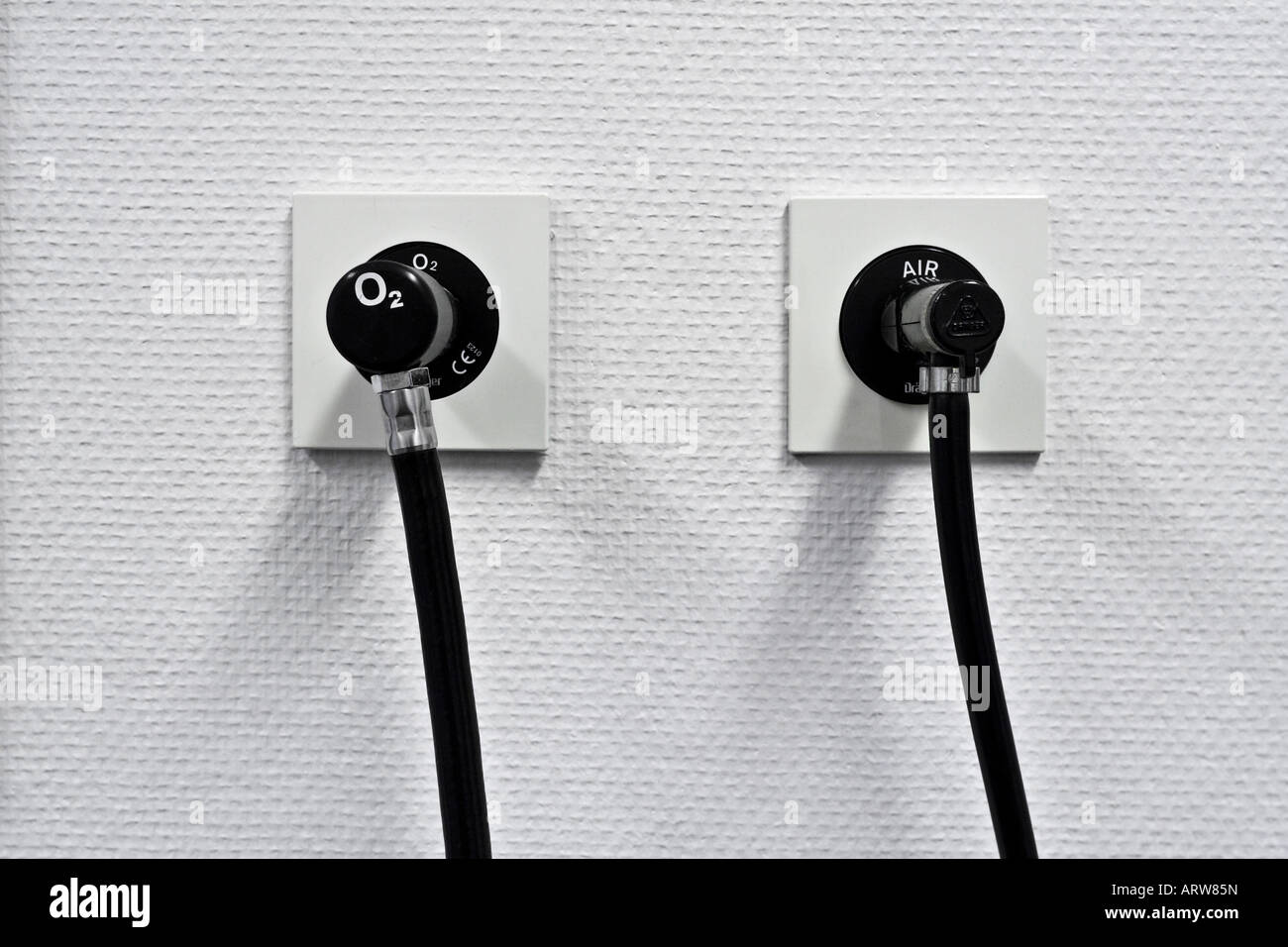 Wall outlets for breathing air and pure oxygen in a hospital emergency