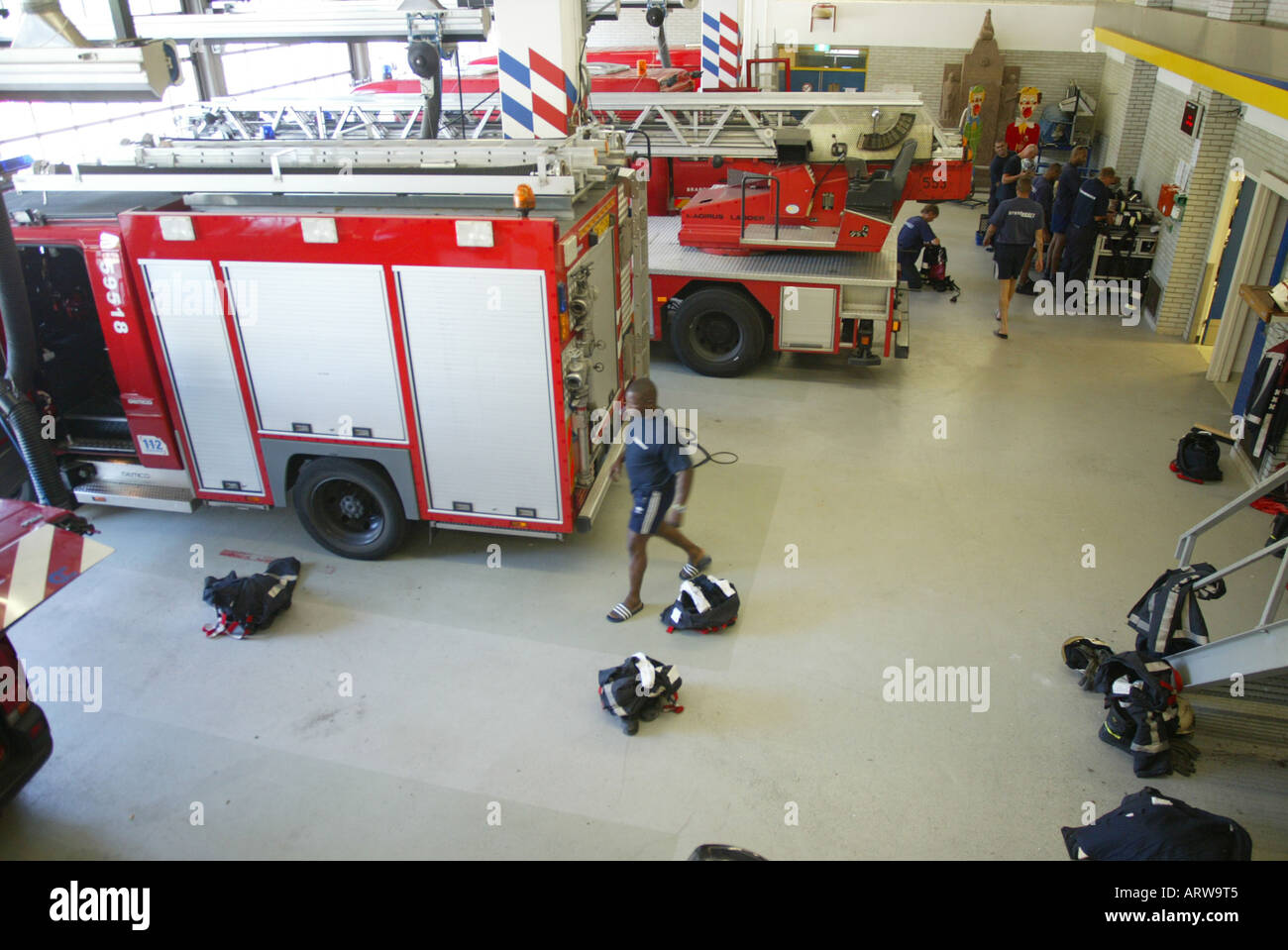 emergency-services-firemen-ARW9T5.jpg