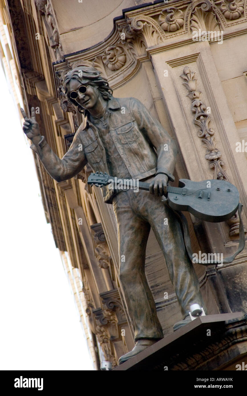 HARD DAYS NIGHT BEATLES THEME HOTEL IN LIVERPOOL AND STATUE OF JOHN LENNON ON HOTEL FACADE Liverpool home of The Beatles Stock Photo