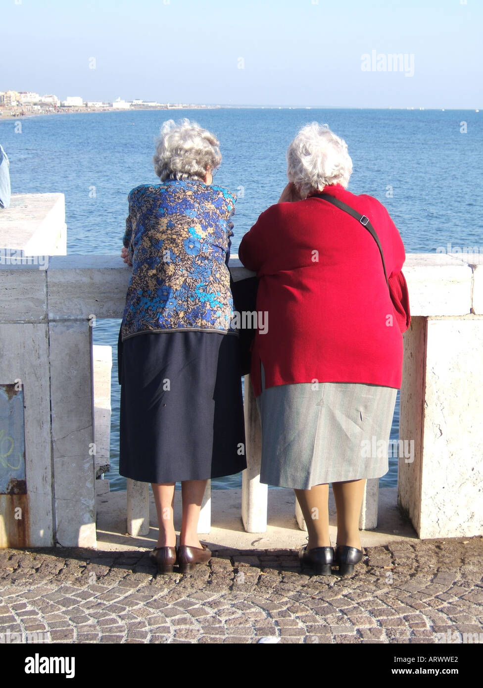 Two elderly women talking gossip hi-res stock photography and images ...